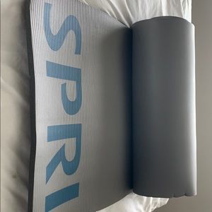 I’m selling a fairly new yoga mat, it’s amazing!